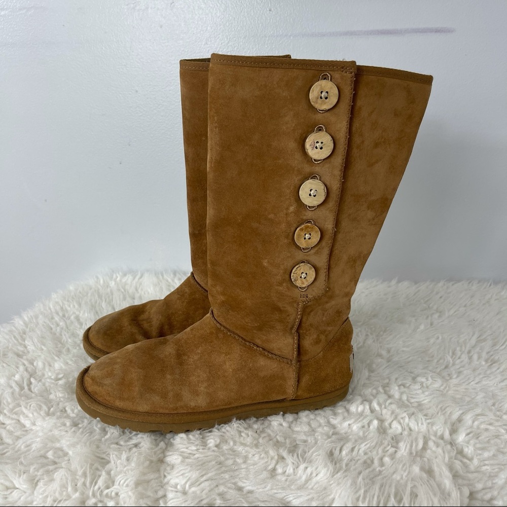 Ugg Australia Low Profile 5 Button Boot Size 6